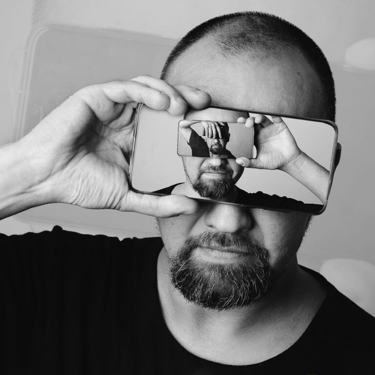Fotografía de referencia: reemplazar por retrato real de Danny Perich